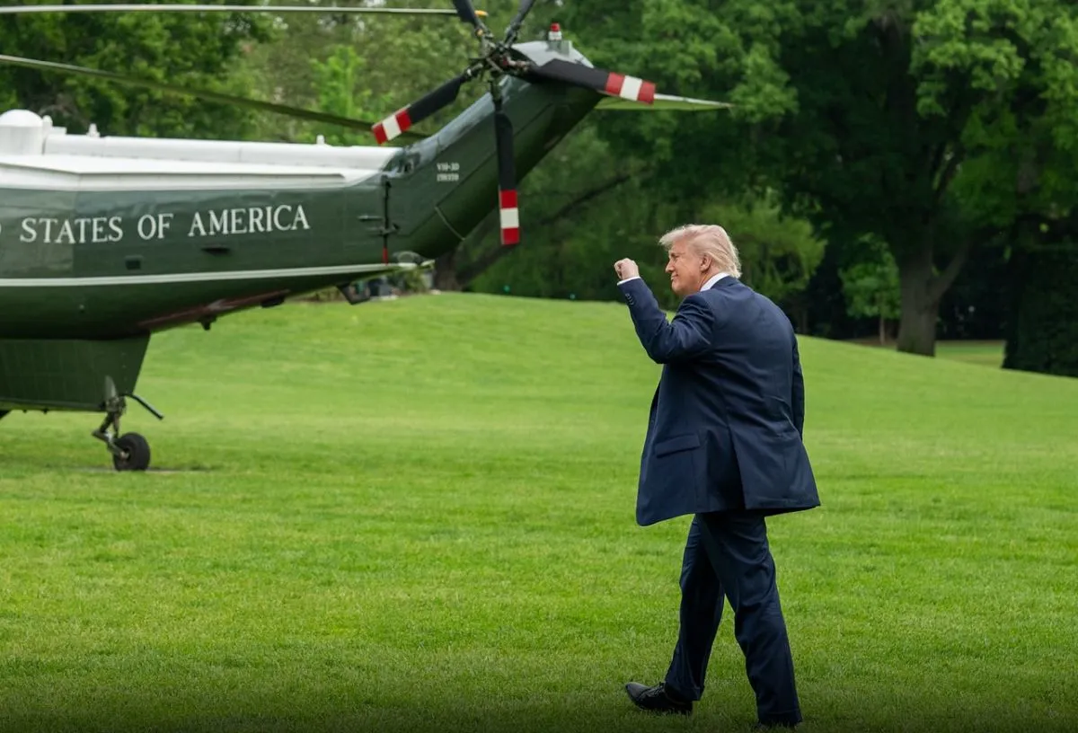 Imagem mostra presidente dos EUA Donald Trump de punho erguido e cerrado, caminhando em direção a um helicópteto com a escrita United States Of América