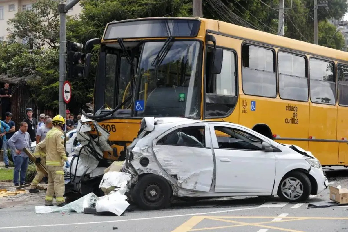 Foto mostra o rastro de destruição deixado pelo ônibus em freio.