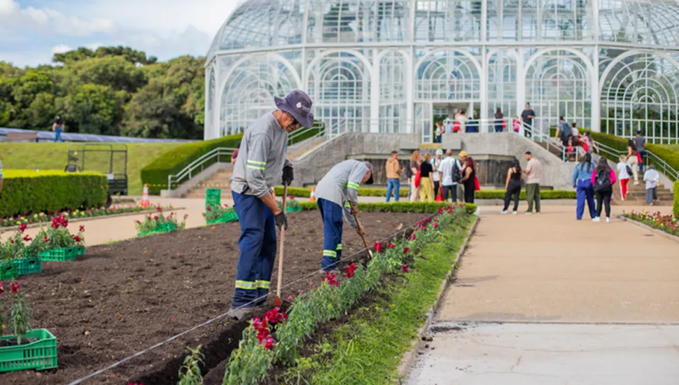 Troca de flores no Jardim Botânico, em Curitiba