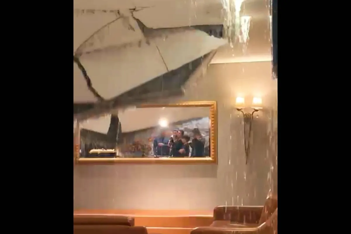 Imagem mostra o momento em que parte do teto do Madalosso desabou com a chuva.