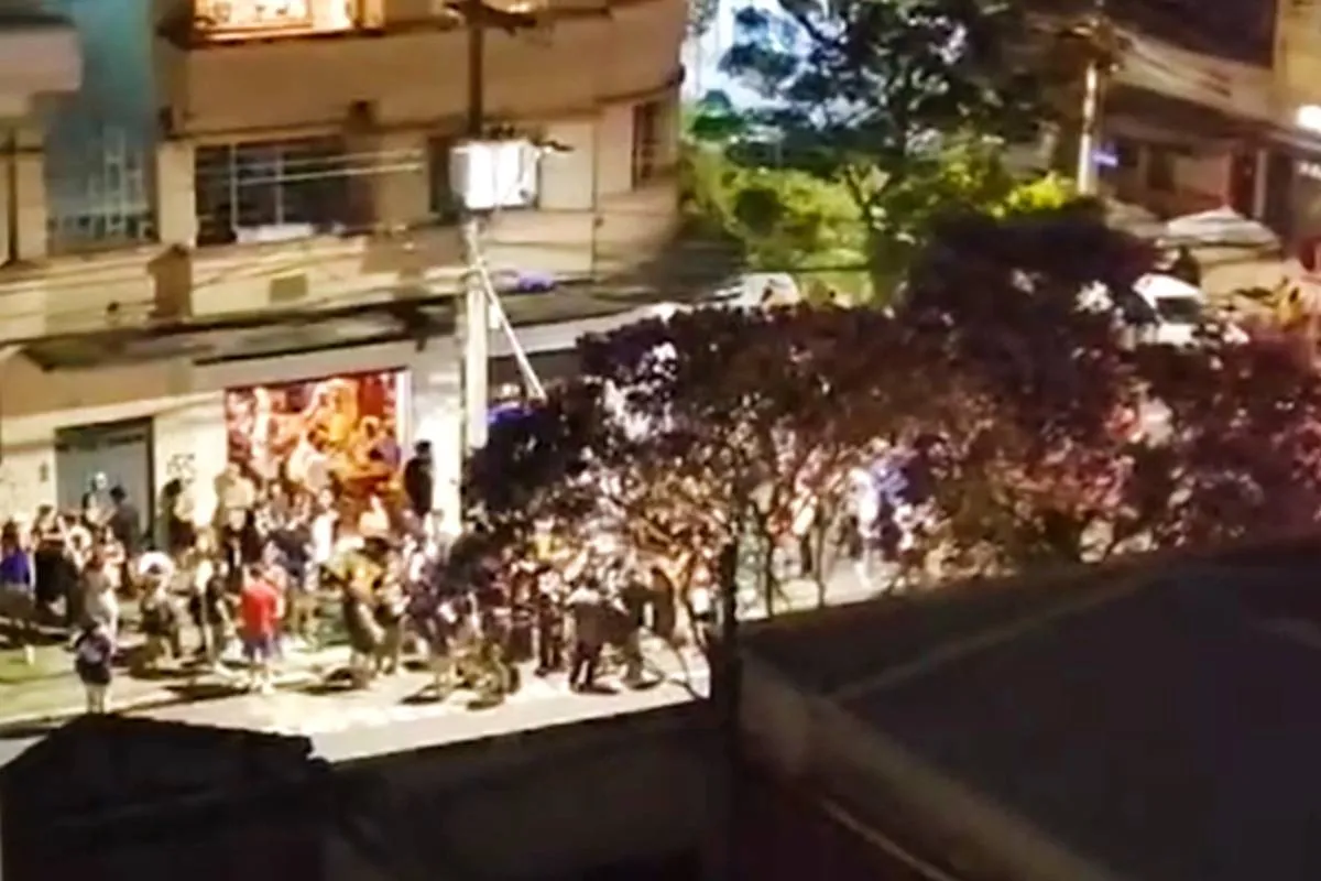 Imagem de um vídeo mostra a movimentação no entorno do bar em Curitiba, alvo de reclamação de moradores