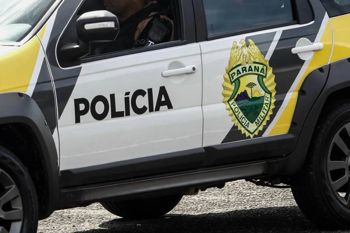 Imagem mostra uma viatura da Polícia Militar do Paraná.