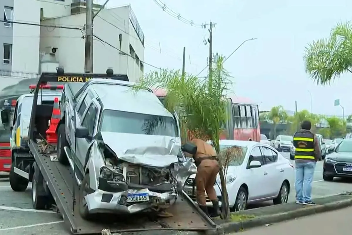 Imagem mostra como ficou a caminhonete após a pancada frontal contra o biartuculado.
