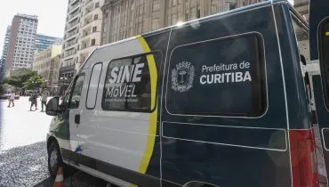 imagem mostra uma van da SINE estacionada no calçadaão da XV de Novembro em Curitiba
