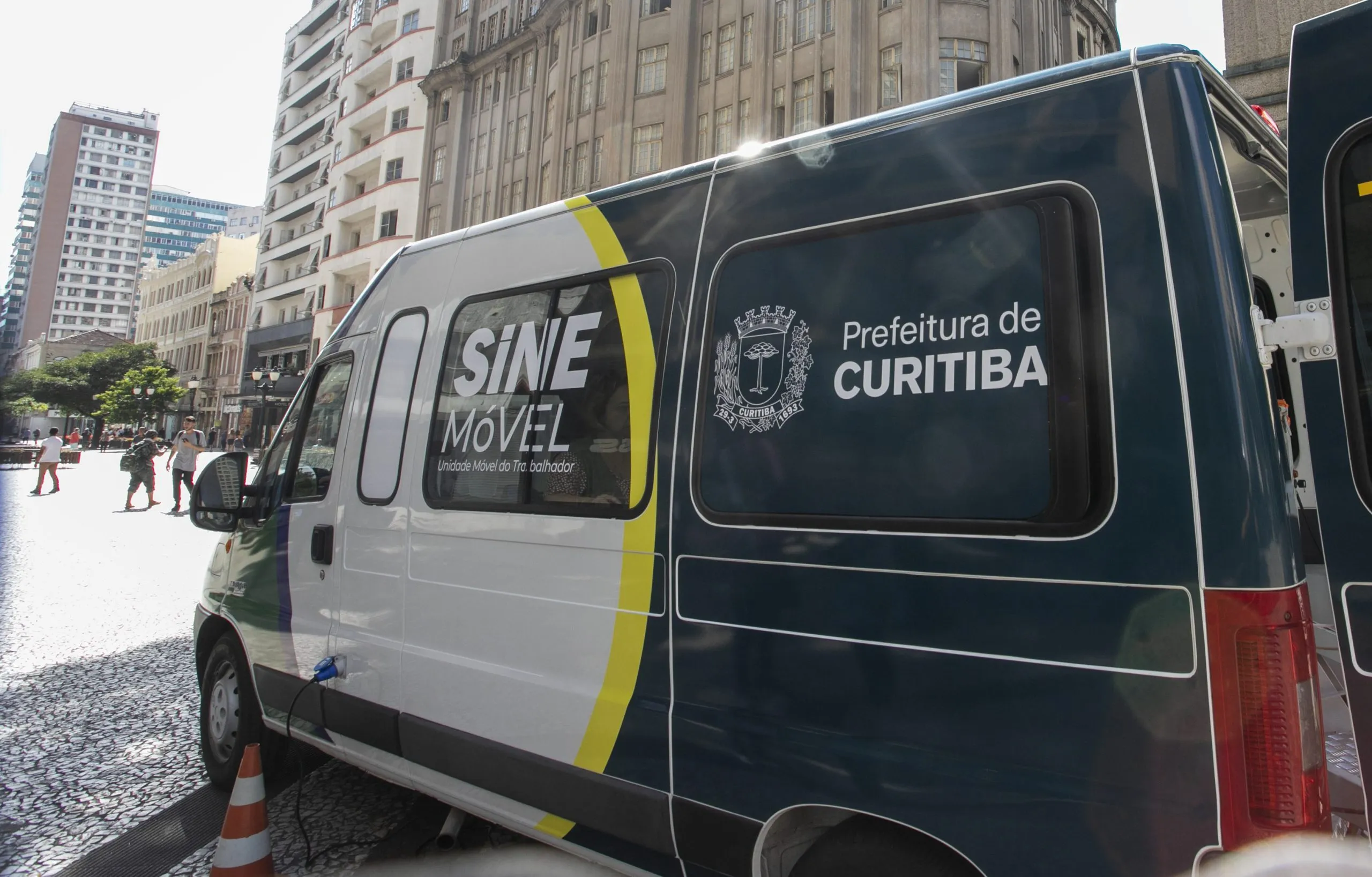 imagem mostra uma van da SINE estacionada no calçadaão da XV de Novembro em Curitiba