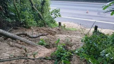 Imagem mostra área de terra e lama que deslizou na Serra do mar em cima da pista da BR-277