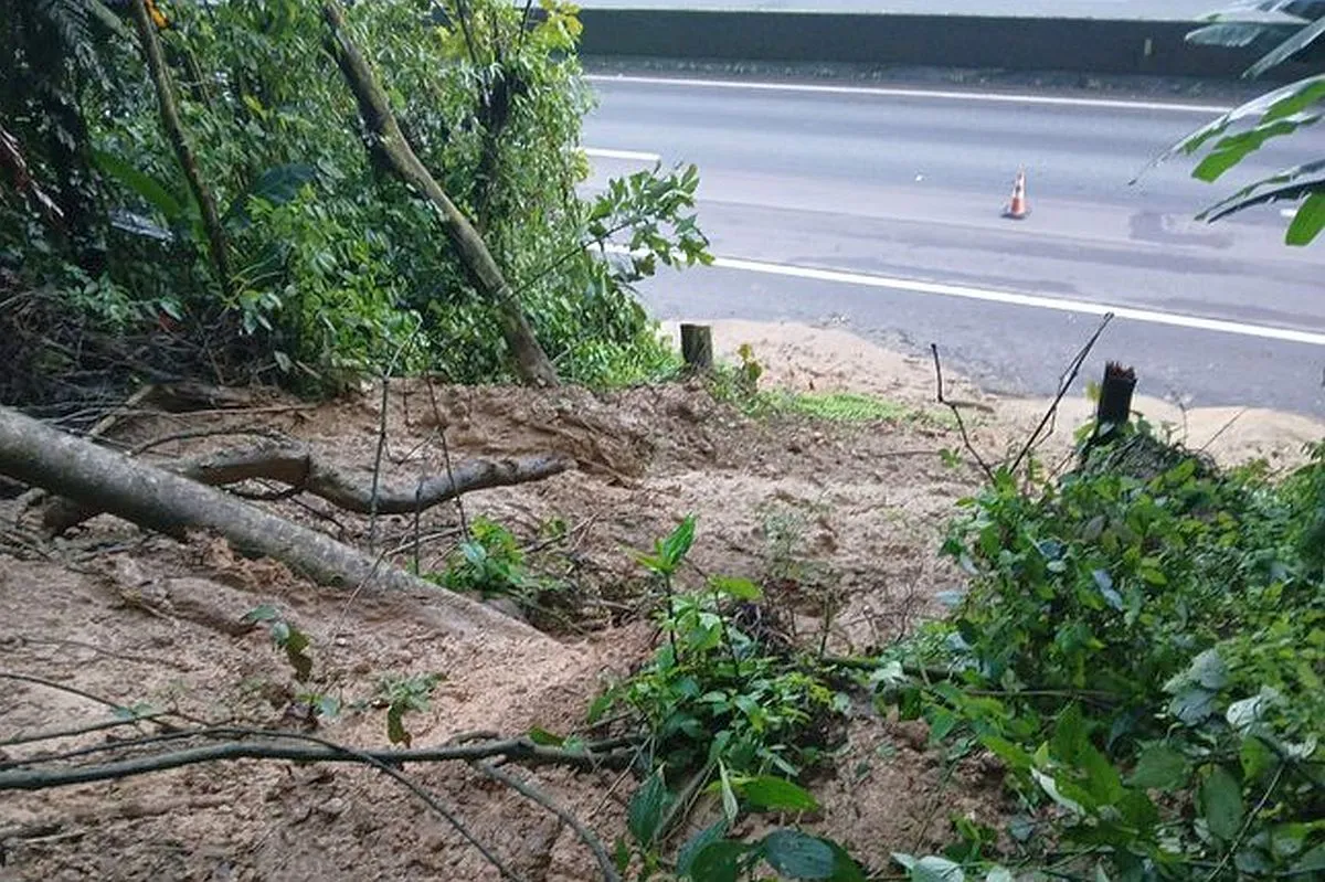 Imagem mostra área de terra e lama que deslizou na Serra do mar em cima da pista da BR-277