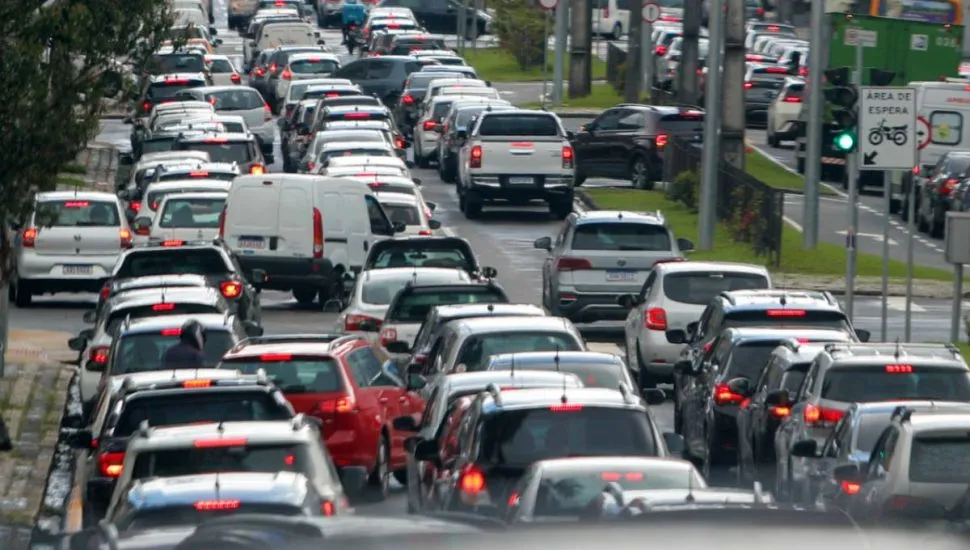 Imagem mostra um grande congestionamento em Curitiba.
