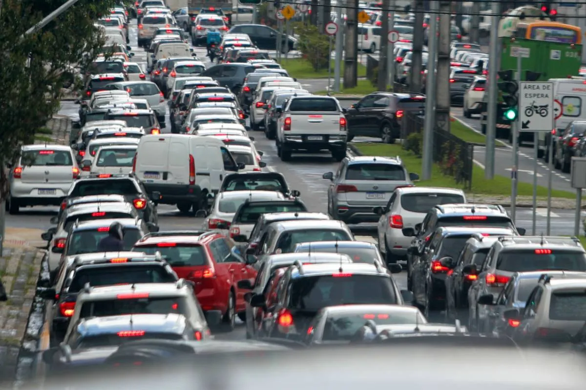 Imagem mostra um grande congestionamento em Curitiba.