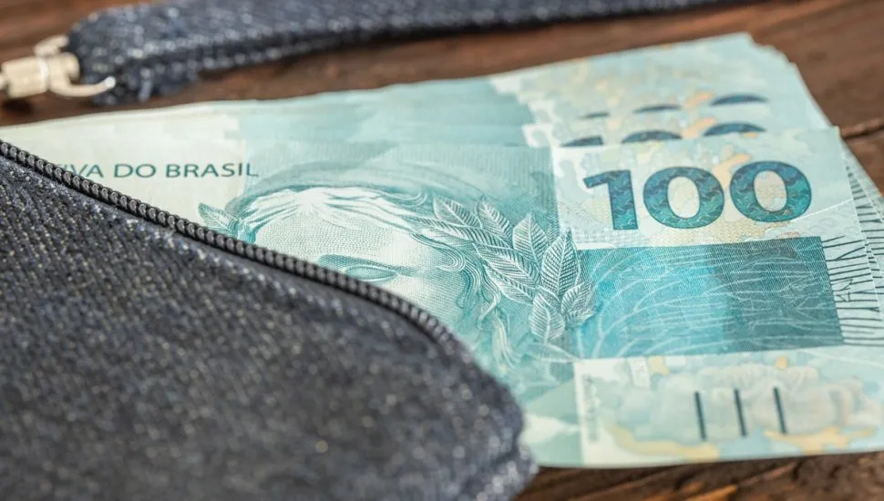 Imagem mostra notas de R$ 100 em carteira