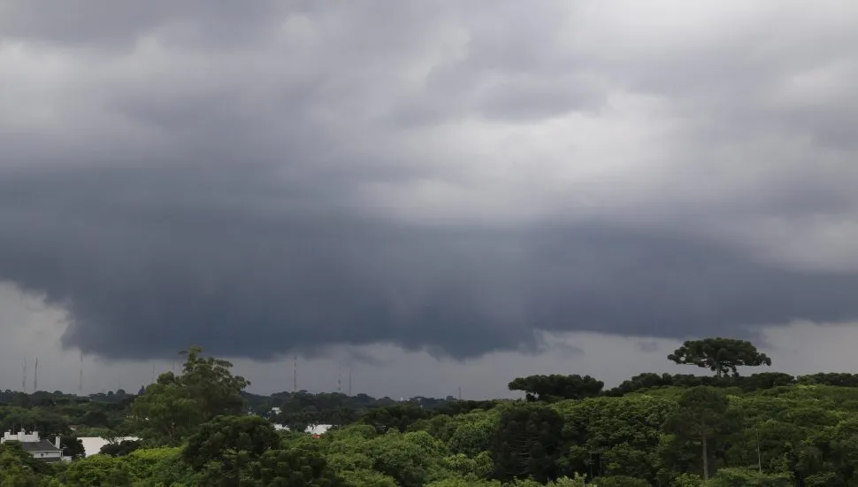 Chuva em Curitiba. Tempo nublado Curitiba e região