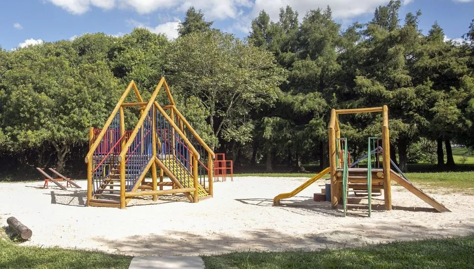 Imagem mostra estrutura novinha de parquinho instalada em Curitiba