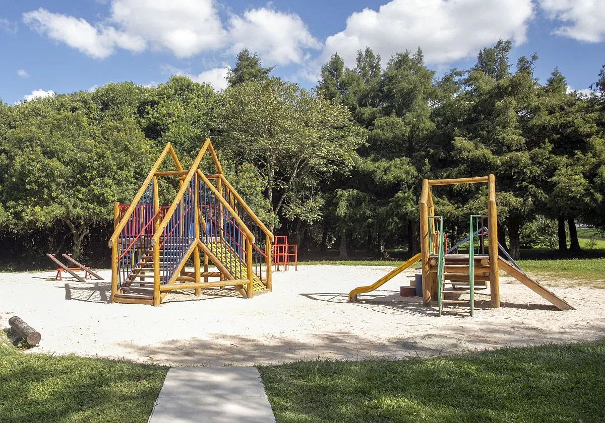 Imagem mostra estrutura novinha de parquinho instalada em Curitiba