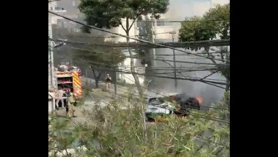 Carro pega fogo no Batel.