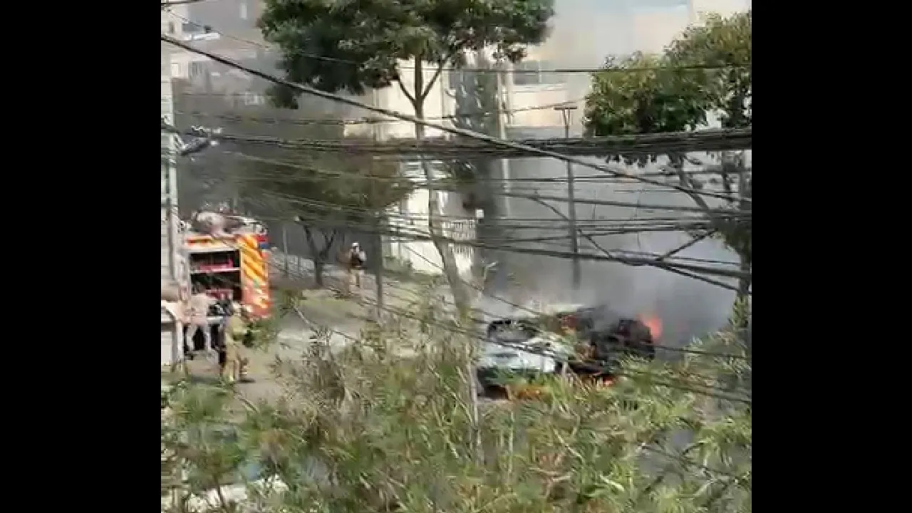 Carro pega fogo no Batel.