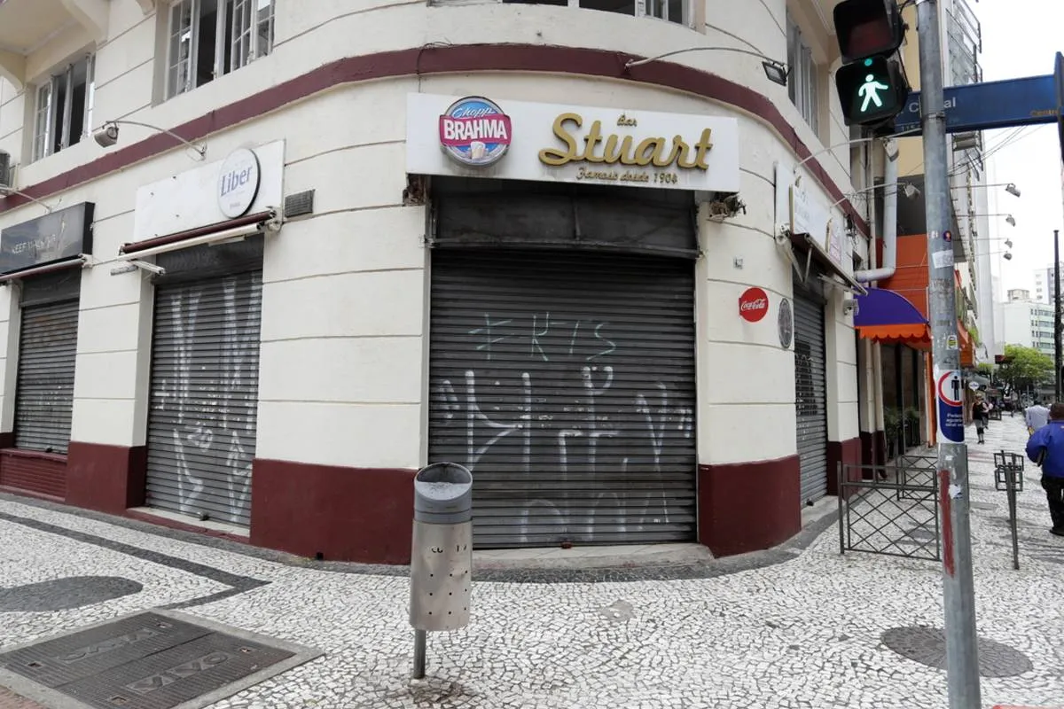 Imagem mostra a fachada do tradicional Bar Stuart, em Curitiba.