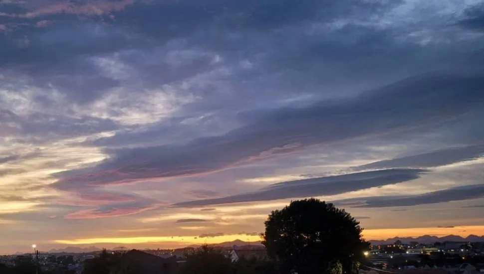 Imagem mostra o céu logo nas primeiras horas da manhã, em Curitiba.