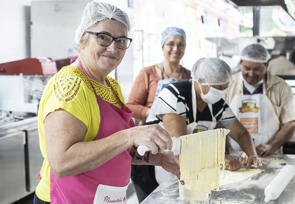 Mulher em curso gratuito de gastronomia em Curitiba