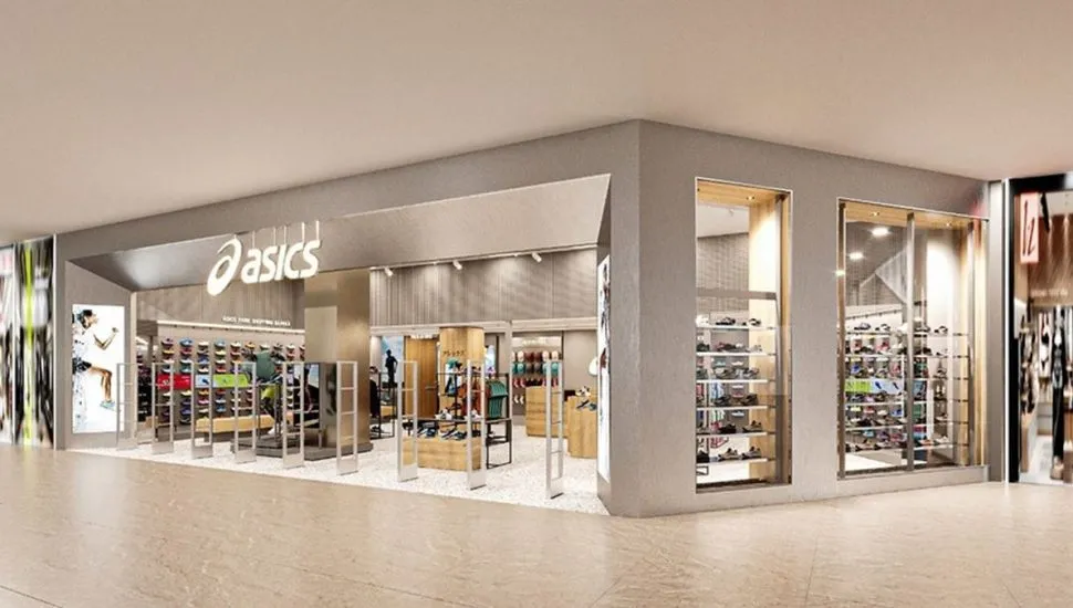 Imagem mostra facahda da loja com vitrine cheia de tenis