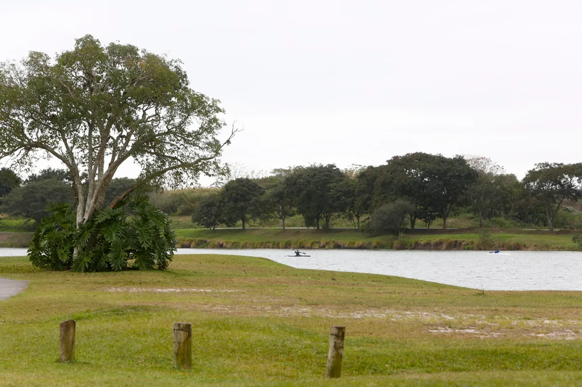 Imagem mostra lago no Parque Náutico, no Boqueirão em Curitiba