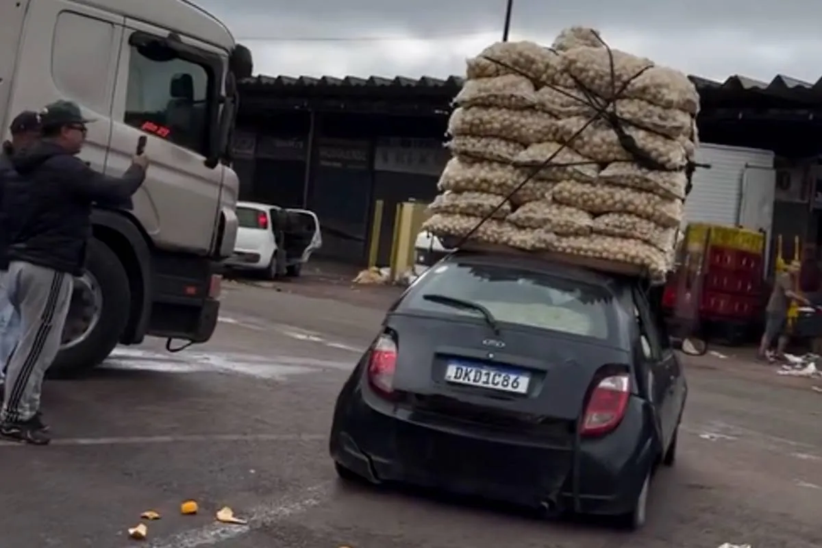 Imagem mostra um carro preto modelo Ford Ká carregado com 58 sacos de batata