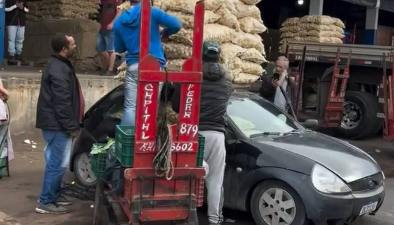 Imagem mostra um carro preto modelo Ford Ká carregado com 58 sacos de batata