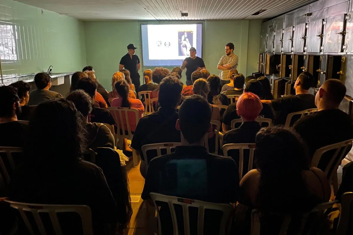 Sessão de cinema no antigo necrotério de Curitiba
