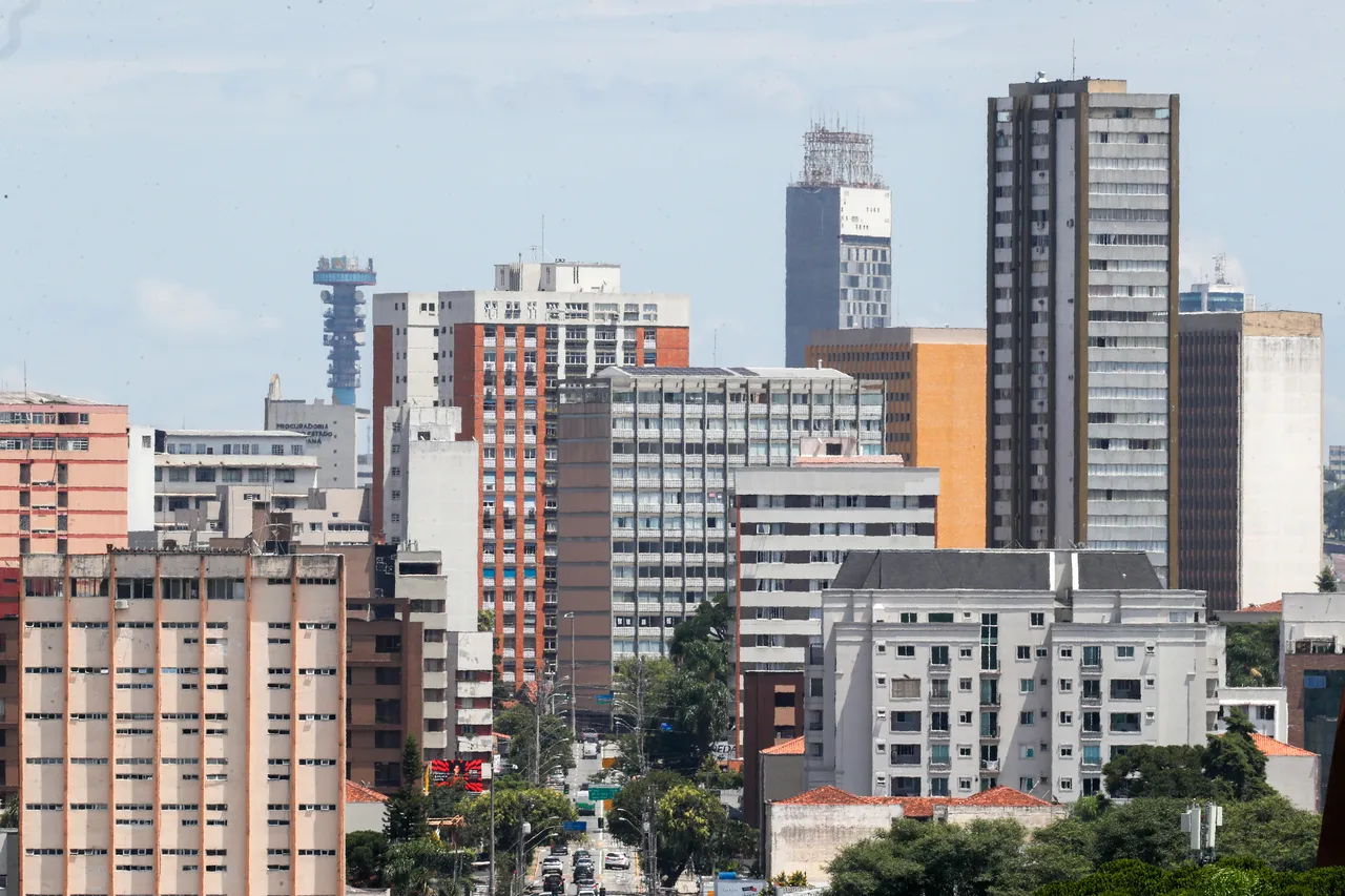 Imagem msotra Curitiba do alto, com vários prédios no horizonte