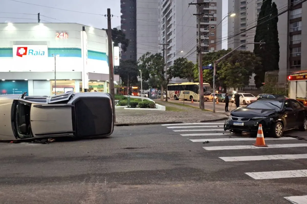 Imagem mostra uma caminhonete tombada em uma rua de Curitiba