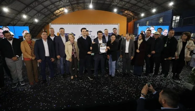 Sessão especial da Assembleia no Boqueirão contou com representantes do Legislativo, da Prefeitura de Curitiba e do governo do Estado.