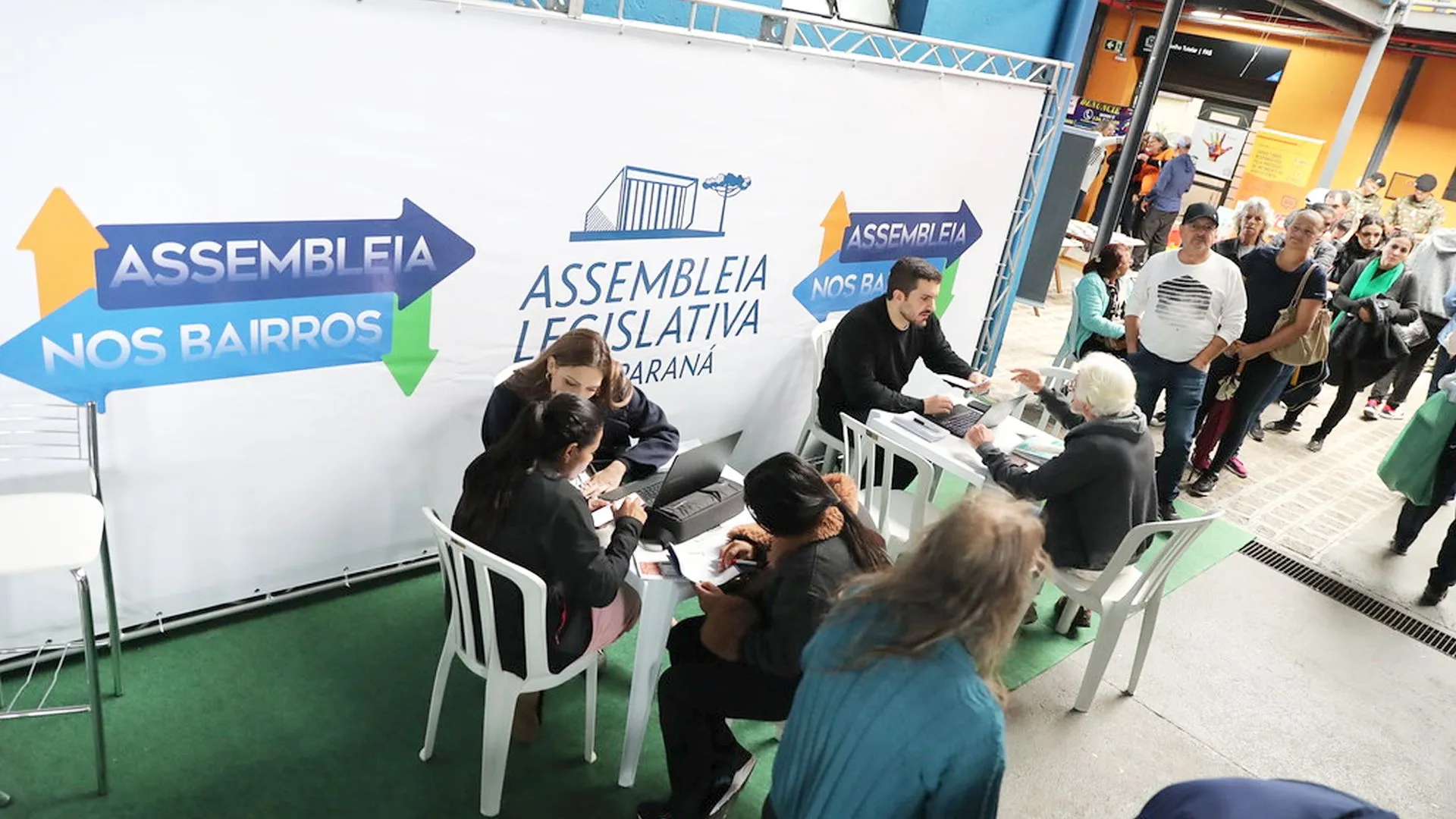 Moradores do Boqueirão e bairros vizinhos, em Curitiba, aproveitaram para buscar vários serviços oferecidos na primeira edição da Assembleia nos Bairros.
