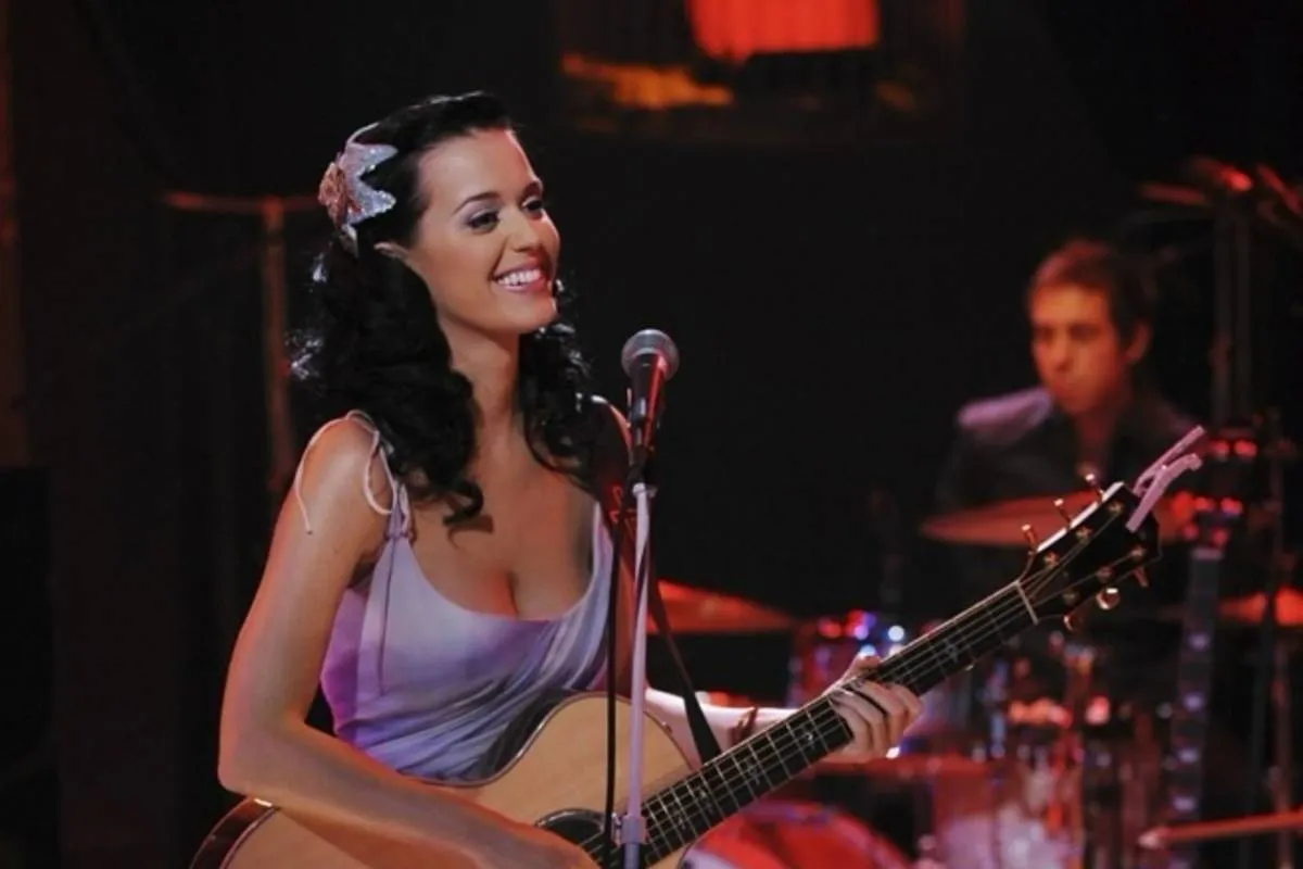 Imagem mostra a cantora Katy Perry no palco.