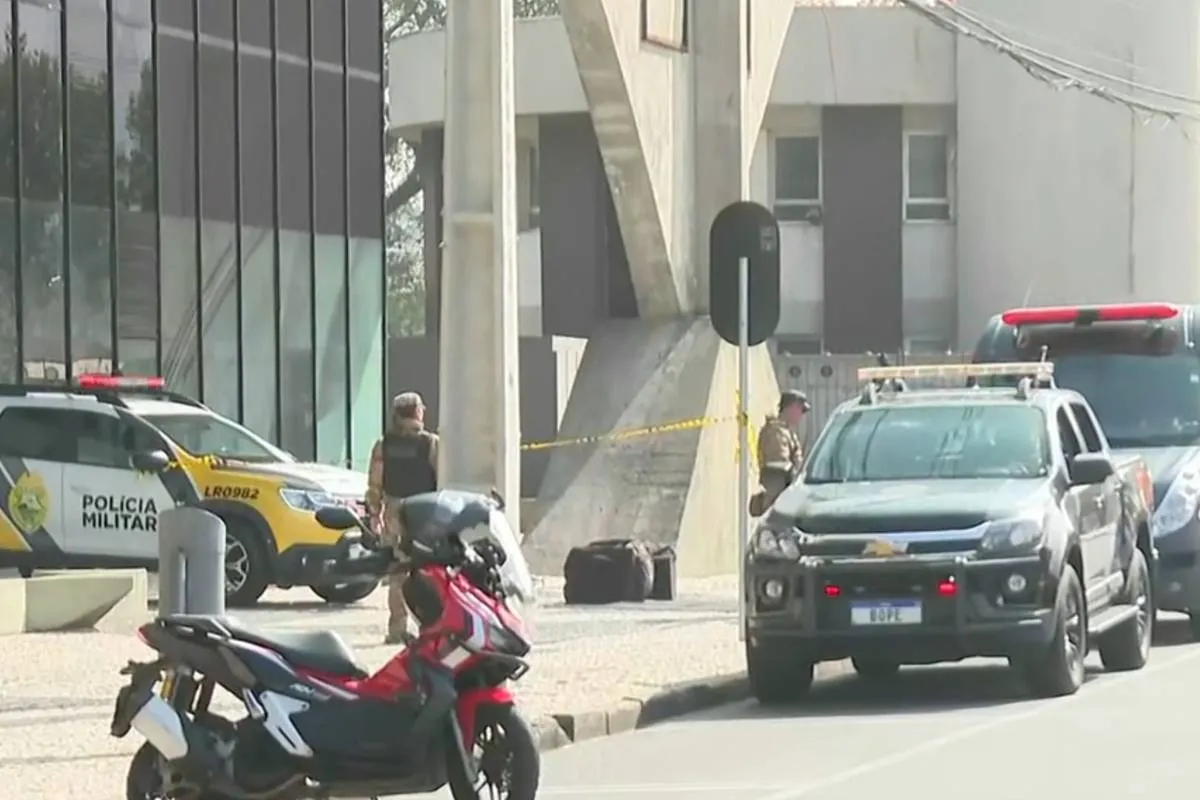 Imagem mostra viaturas em frente a um prédio com ameaça de bomba