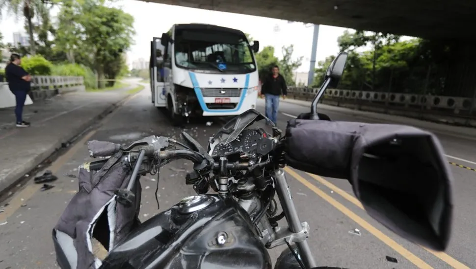 Acidente envolvendo moto e ônibus, no Viaduto do Capanema, em Curitiba