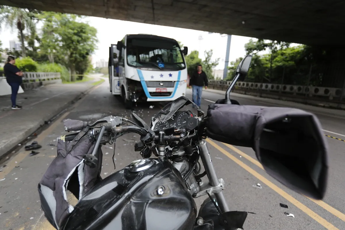 Acidente envolvendo moto e ônibus, no Viaduto do Capanema, em Curitiba