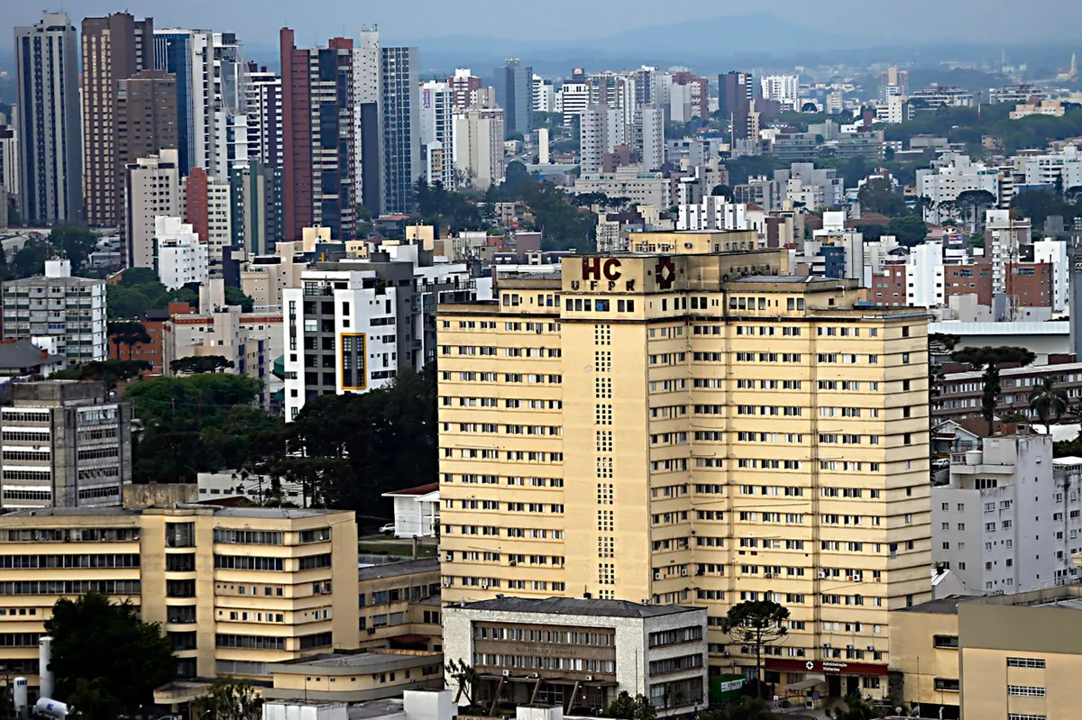 Imagem aérea mostra Hospital de Clínicas, em Curitiba