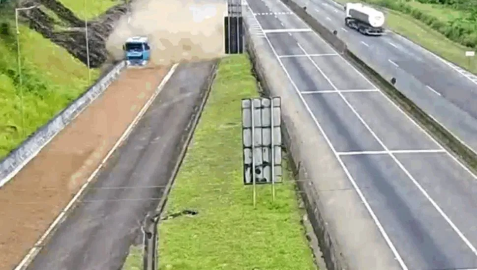 Imagem mostra o momento em que o motorista de um caminhão utiliza área de escape para evitar acidente na BR-277.