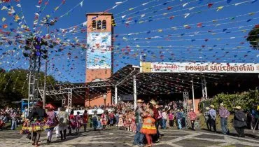 Imagem mostra uma festa Junina em Curitiba.