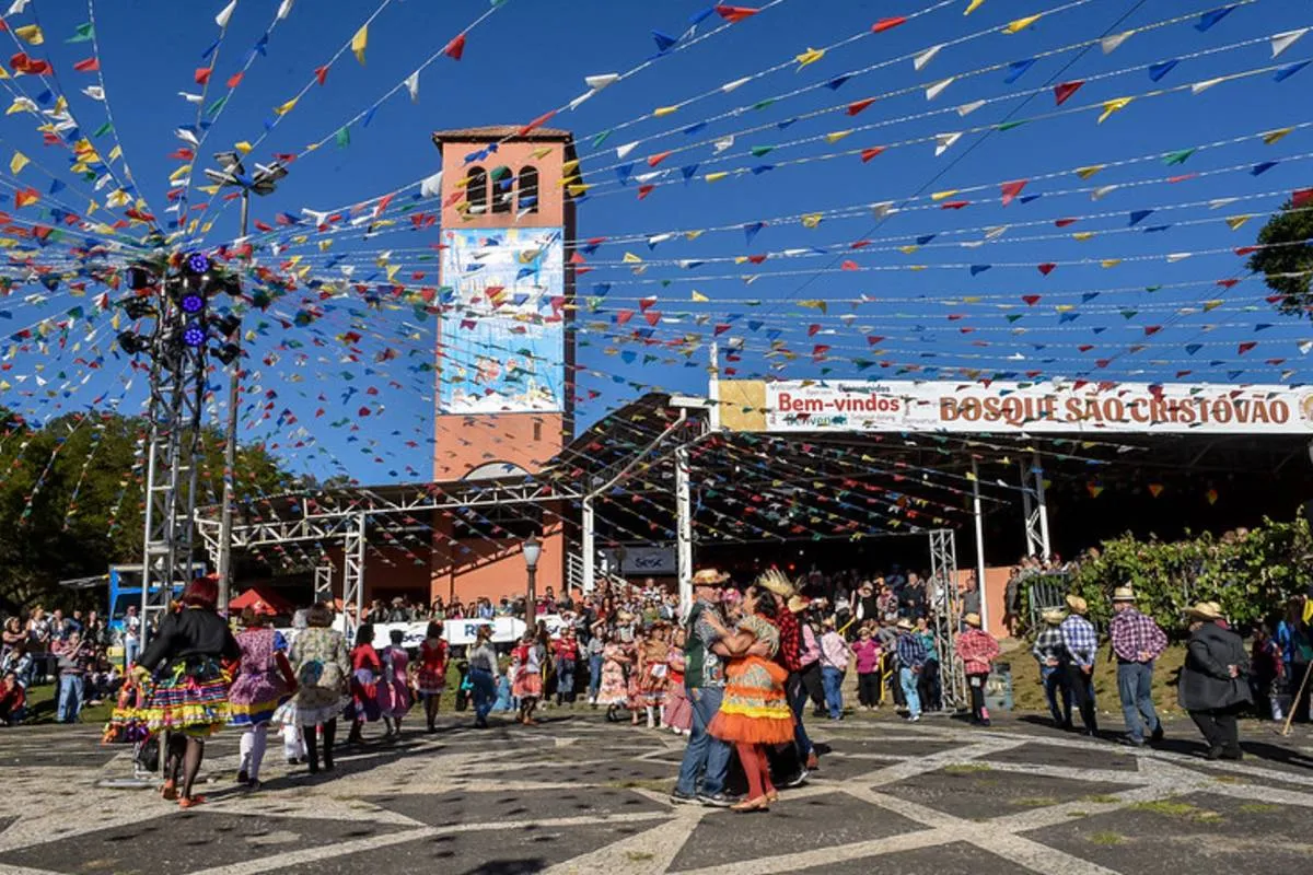 Imagem mostra uma festa Junina em Curitiba.