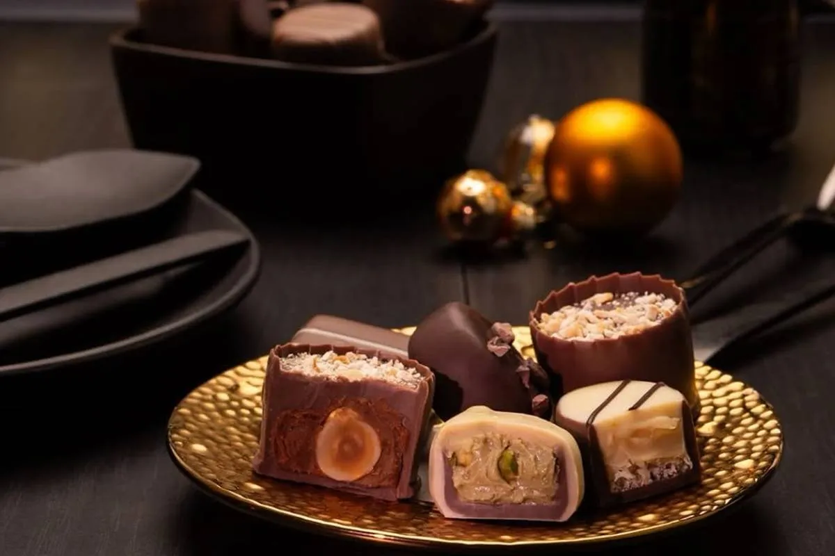 Imagem mostra chocolates em um prato dourado.
