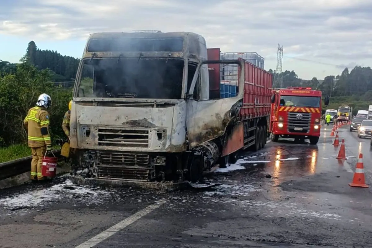 Imagem mostra um caminhão com a cabine incendiada