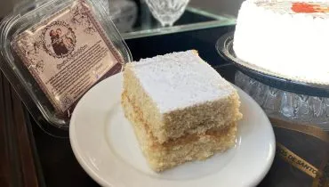 Imagem mostra um pedaço do bolo de Santo Antônio
