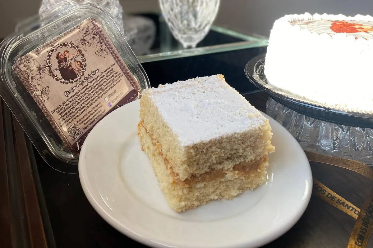 Imagem mostra um pedaço do bolo de Santo Antônio