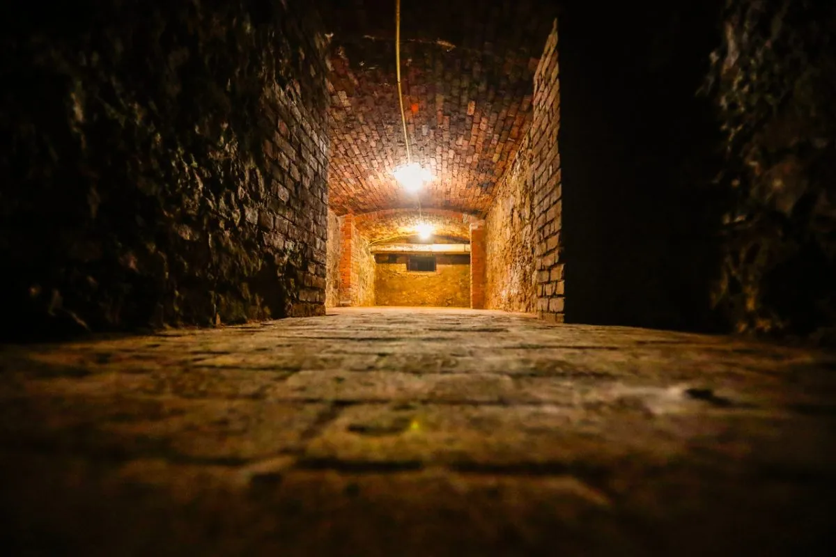 Túnel subterrâneo localizado na sede do Clube Concórdia, em Curitiba.