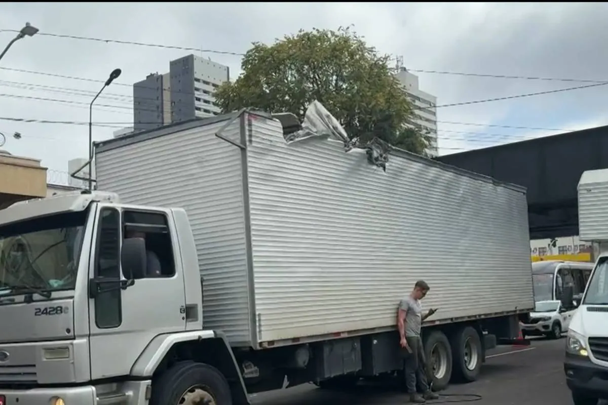 Imagem mostra um caminhão que ficou preso na Ponte Preta, em Curitiba.