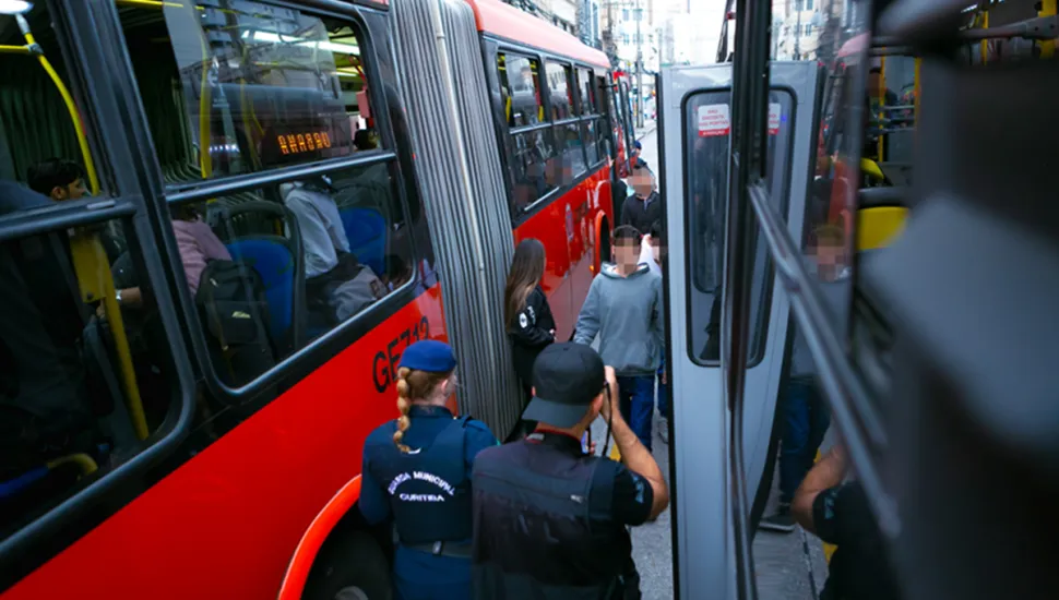 Patrulha realiza operação nos ônibus de Curitiba