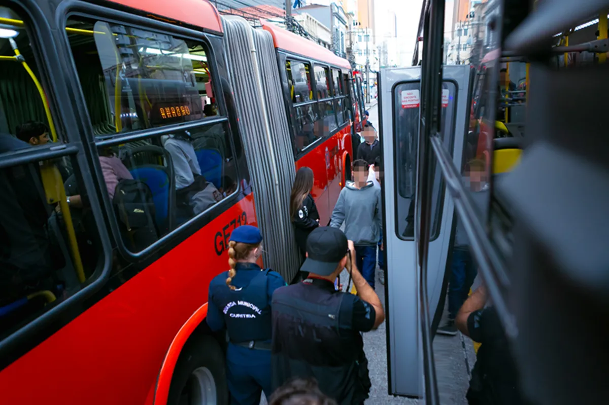 Patrulha realiza operação nos ônibus de Curitiba