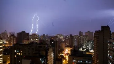 Imagem mostra raios em Curitiba.