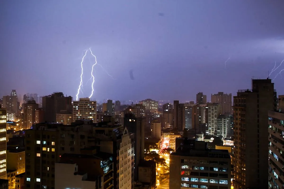Imagem mostra raios em Curitiba.