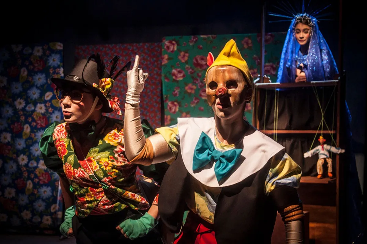 Encenação de Pinóquio em teatro em Curitiba
